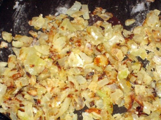 1. Этап. Сациви из рыбы: Пассеруем лук на сливочном масле до золотистого цвета. Как только лук зазолотится, добавляем муку, перемешиваем и жарим еще минут 5-7.