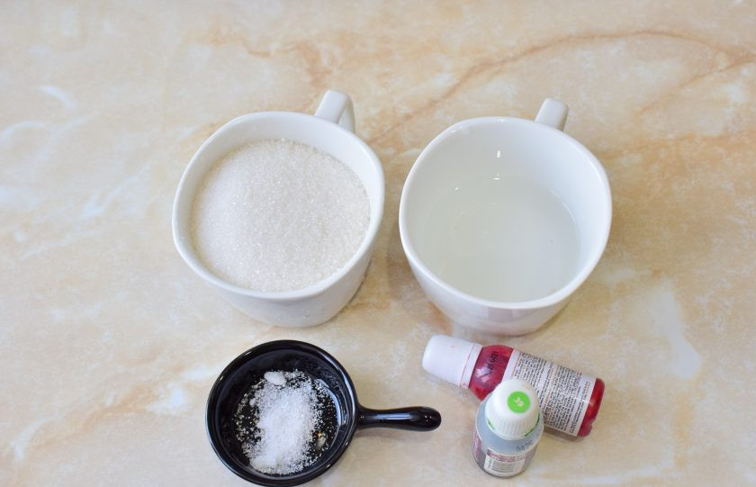 1. Этап. Домашние леденцы без формочек: Для приготовления леденцов подготовьте необходимые ингредиенты. Краситель можно взять любого цвета или совсем не добавлять.