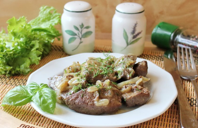 1. Этап. Печень по-еврейски: Говяжью печень по-еврейски подавайте к столу с любым гарниром, овощами, соленьями.