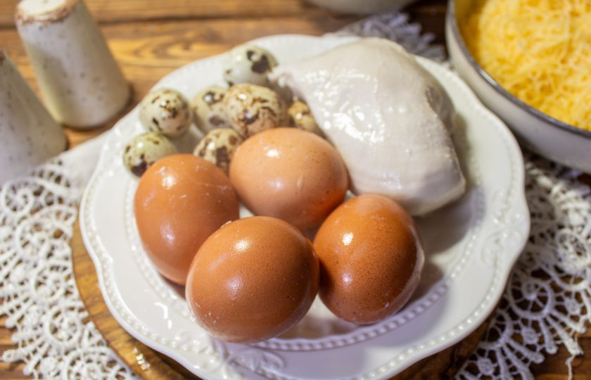 1. Этап. Салат Кусочек сыра: Отварную курицу и яйца остудите.