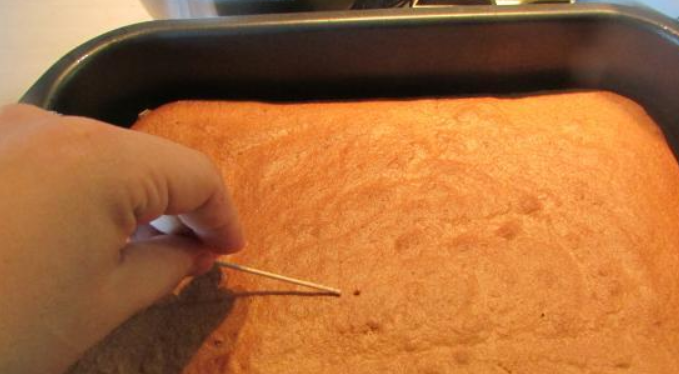 1. Этап. Бисквитный торт со сгущенкой: Застелите противень бумагой для выпечки, влейте тесто. Выпекайте бисквит при температуре 200 градусов. Готовность проверяйте деревянной шпажкой, если 