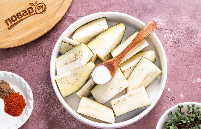 1. Этап. Хрустящие баклажаны в аэрогриле: Выложите баклажаны в глубокую миску, подсолите. Оставьте на 10-15 минут, пока они не выделят жидкость. После промойте баклажаны в холодной воде и отожмите.