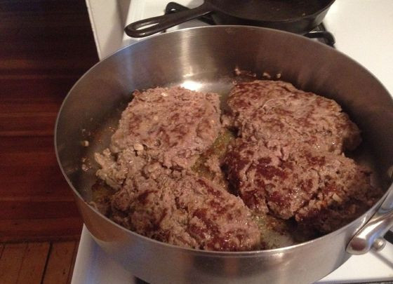 1. Этап. Котлеты по-британски: Котлеты обжарьте в сковороде.