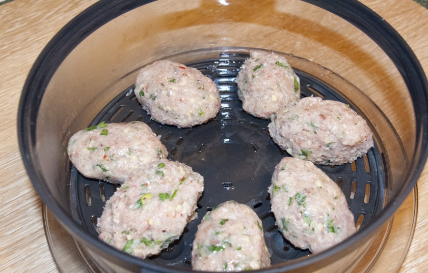 1. Этап. Диетические котлеты из индейки на пару: 2. Лепим котлетки, выкладываем в чашу пароварки. Готовим под крышкой 25 минут.