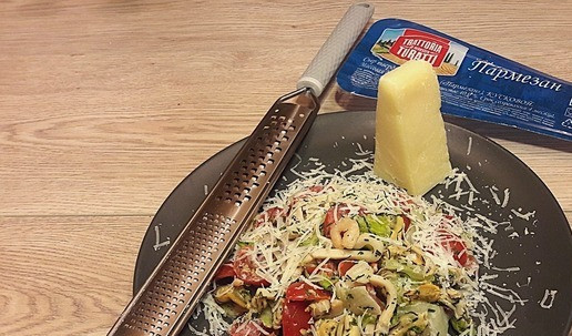 1. Этап. Салат с коктейлем из рассольных морепродуктов: Разложить салат по порционным тарелкам, сыр потереть на мелкой терке.