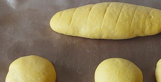 1. Этап. Манговый Верзила с котлетой из индейки: Оставить под полотенцем в теплом месте на расстойку примерно на час. У меня теплое место - духовка с включенной лампочкой. Не вынимая заготовок из духовки, включить разогрев до 190°. После нагрева духовки печь 10минут. Можно печь и помещая заготовки в разогретую духовку.