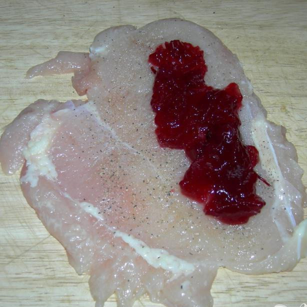 1. Этап. Фаршированная куриная грудинка: Отбить куриное филе молоточком. Посыпать солью и перцем. Разделить клюквенный соус на 2 части. Выложить соус (примерно 3 ст. ложки) на половину отбивной.