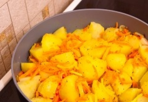 1. Этап. Картошка с морковью: Выкладываем картофель, солим и перчим. Заливаем водой. Количество воды зависит от того, какую картошку вы хотите получить. Если с бульоном - тогда наливайте воды, чтобы она покрыла картошку. Если более густую - тогда вода не должна доходить до верха картошки примерно на полтора сантиметра. Закрываем крышкой и варим до готовности картофеля.