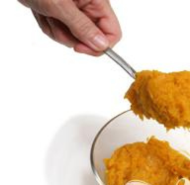 1. Этап. Тыквенный Мохито: 1. Тыквенное пюре нужно приготовить заранее. Для этого тыкву разрезать надвое, убрать из нее семечки и мезгу, и испечь в духовке. Можно также очистить тыкву от кожуры, порезать ее кубиками и сварить в малом количестве воды, а потом растолочь до пюре.