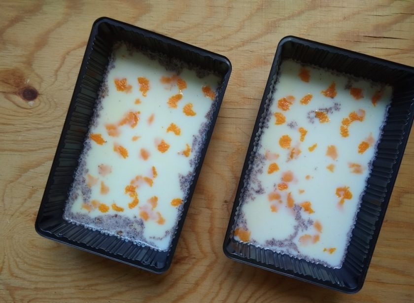 1. Этап. Молочные желейные конфеты: 6. Сверху натрите цедру апельсина.