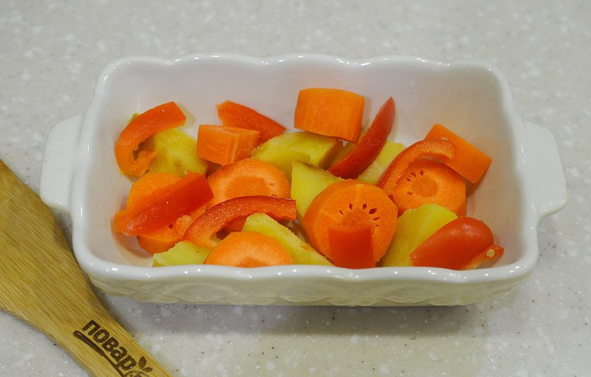 1. Этап. Индейка с овощами в духовке: 1. Овощи нарежьте произвольно и выложите в жаропрочную форму.