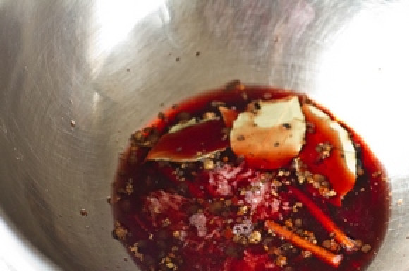 1. Этап. Стифадо из говядины: Смешайте вино и уксус. Перец горошком и гвоздику толчем в ступке и добавляем к вину.