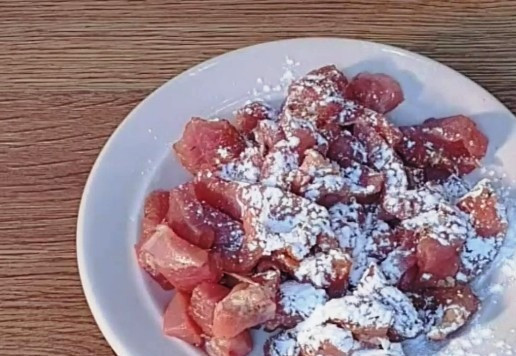 1. Этап. Индейка с грибами на овощной подушке: 9. Мясо пропиталось ароматами специй, посыпаем его крахмалом (1-2 ч. л.). И хорошо обваливаем кусочки мяса, так, чтобы они покрылись крахмалом со всех сторон. Крахмал образует защитную пленку, которая сохраняет сочность мяса при жарке.