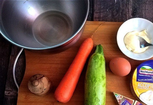 1. Этап. Горячий бутерброд с кабачком и морковью: Готовим все продукты для бутербродов. В рецепте использую сыр - 5 треугольников плавленного сыра в жёлтом круге ТМ HOCHLAND. В круге 3 вида сыра. Берите для бутербродов любой вкус сыра. Себе я возьму сыр с грибами.