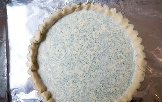 1. Этап. Заливной пирог с лососем: 7. Обжарьте в сковороде с оливковым маслом измельченный шалот до прозрачности и удалите со сковороды. Взбейте яйца и добавьте к ним козий сыр, влейте молоко, сливки, добавьте измельченный укроп, цедру, соль и перец, смешайте с шалотом, и все вместе перемешайте. Залейте рыбу в форме половиной приготовленной смеси, затем снова рыба и залейте оставшейся смесью.