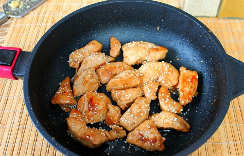 1. Этап. Куриная грудка по-восточному: Через 10 минут куриная грудка будет готова. Добавьте кунжут и перемешайте.