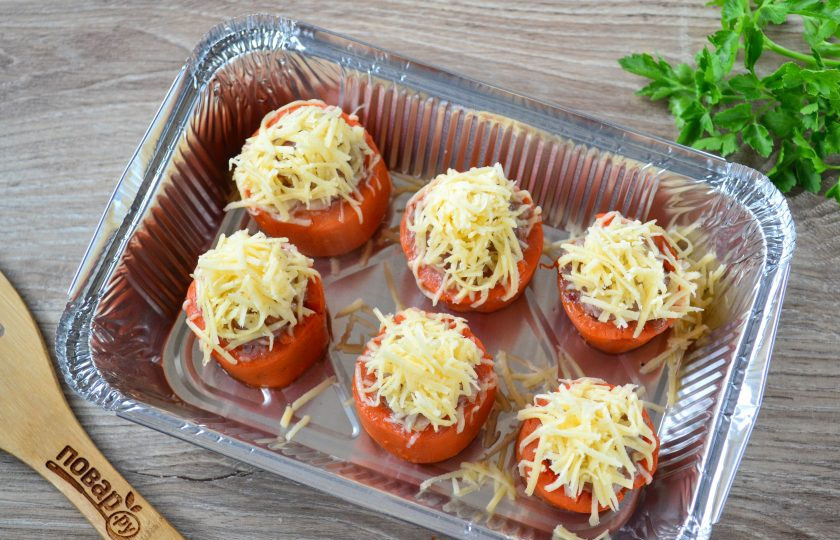 1. Этап. Фаршированная морковь: Затем каждый бочонок присыпьте натертым на мелкой терке сыром и запекайте еще 10-12 минут.