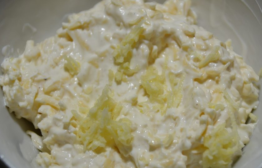 1. Этап. Пицца по-немецки: Натрите дольку чеснока и все перемешайте. Это будет основа пиццы, крем-соус.