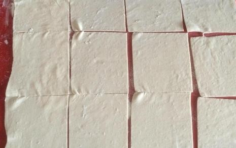 1. Этап. Слоеные пирожки с фаршем и овощами: Фарш готов, приступим к тесту. Готовое тесто нужно тонко раскатать, а затем разрезаем его на 12 прямоугольников.