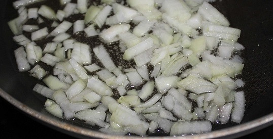 1. Этап. Борщ сибирский с мясом: 3. Лук необходимо нарезать небольшими кубиками. В сковороду налейте растительного масла, раскалите и обжарьте лук.