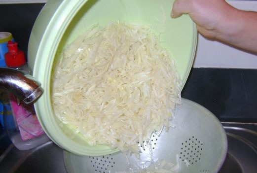 1. Этап. Свежий салат из капусты: 6. Теперь необходимо слить воду с капусты. Можно воспользоваться дуршлагом или просто накрыть миску крышкой.