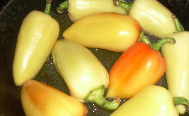 1. Этап. Закатка жареного перца: Разогреваем в сковороде растительное масло, выкладываем перец.