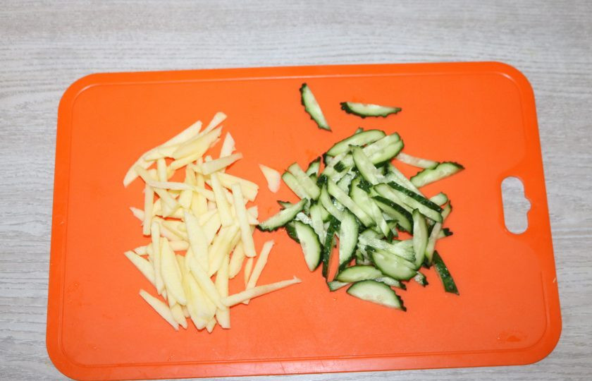 1. Этап. Диетический зелёный салат: Яблоко почистите. Нарежьте соломкой яблоко и огурец.