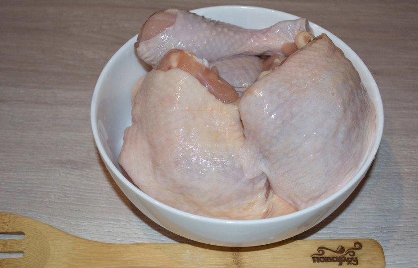 1. Этап. Курица кусочками в духовке в фольге: Тушку курицы обмойте. Разделите на части небольшого размера. Если нет целой тушки, можно купить отдельные части курицы, которые вам наиболее по вкусу. Так, например, купить бедра и голени. В крыльях особо есть нечего.