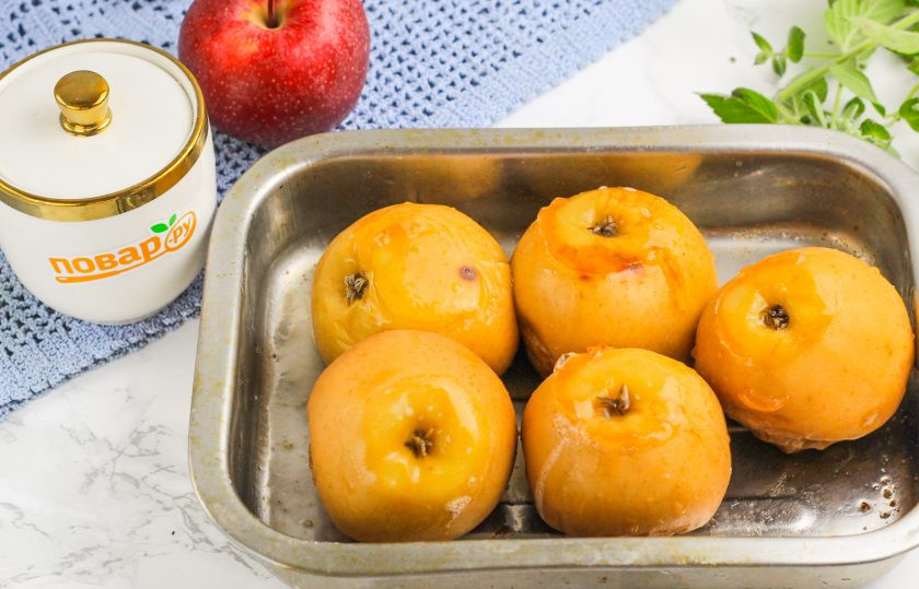 1. Этап. Пюре Лакомка: Яблоки промойте в воде, обсушите бумажными салфетками и выложите на противень. Запеките в духовке при 180 градусов примерно 20-25 минут. Затем извлеките и слегка охладите.