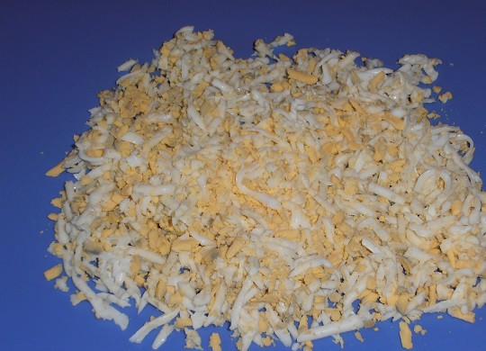 1. Этап. Тарталетки с ананасом и курицей: 6. Сваренные яйца остудить, очистить и натереть на терке. Можно измельчить ножом.