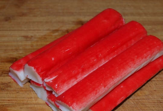 1. Этап. Крабовый салат с апельсинами: 2. Крабовые палочки нужно разморозить и очистить от обёртки.