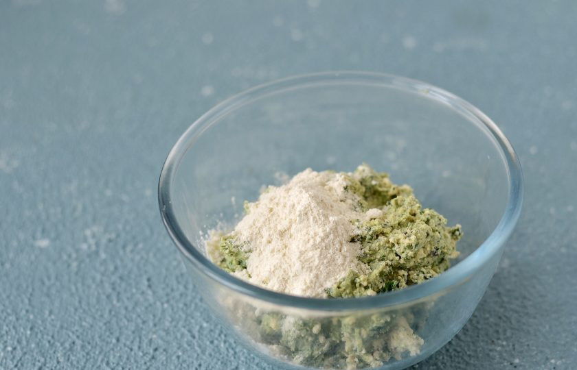 1. Этап. Рыбные котлеты без рыбы: Переложите смесь в миску, добавьте муки и замесите густой, липкий фарш.