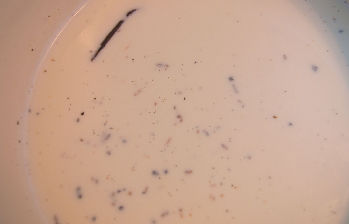 1. Этап. Панна котта: Снимаем сливки с огня и добавляем сахар и ванилин на кончике ножа. Перемешиваем и добавляем агар-агар.