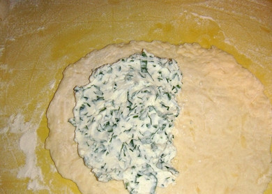 1. Этап. Сырные лепешки с начинкой: 6. Раскатываем каждую часть теста, выкладываем с одной стороны начинку.