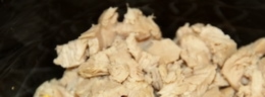 1. Этап. Салат Оливье с икрой: Добавляем мелко порезанное отварное куриное филе.