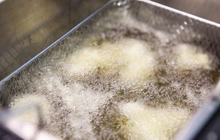 1. Этап. Кальмары в темпуре: 3. Разогрейте большое количество растительного масла, по одному выложите кольца кальмара.