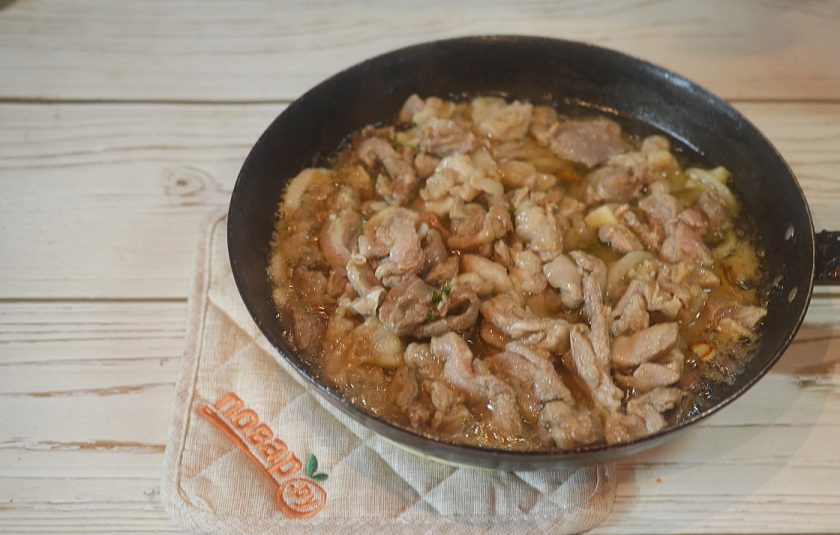 1. Этап. Баранина в пиве с пряными сливами: 8. Верните в сковороду мясо и маринад. Тушите около 1,5 часов.