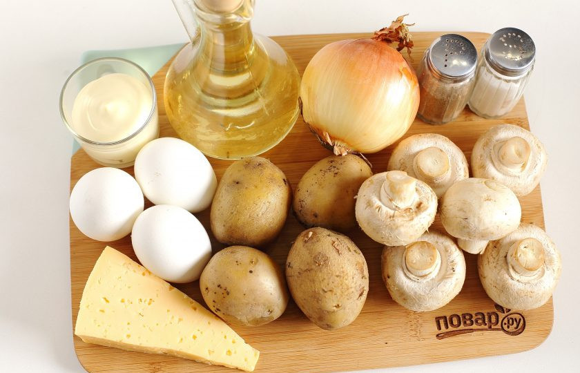 1. Этап. Салат из жареных шампиньонов: Подготовьте все ингредиенты заранее. Яйца и картофель отварите заранее и остудите.