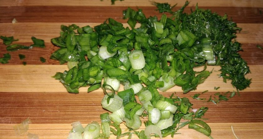 1. Этап. Салат из молодой капусты с огурцом и зеленью: 3. Затем — зелень. Я выбрала укроп и зеленый лук, они идеально сочетаются с капустой и огурцом.
