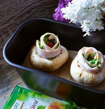 1. Этап. Шампиньоны с ветчиной и сыром: Запекать 12 минут при 180-200 градусах.