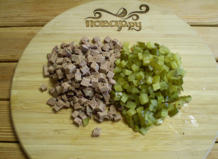 1. Этап. Салат Новогодняя обезьянка: Порежьте печень и огурцы кубиками.