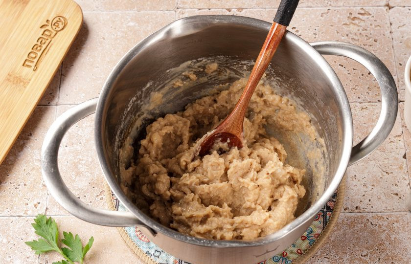 1. Этап. Диетические профитроли: Размешайте так, чтобы оно полностью смешалось с тестом и оно стало однородным.