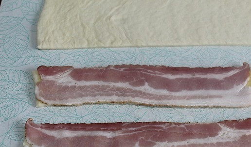 1. Этап. Сосиски в пикантной обертке: На горчицу выложить бекон.