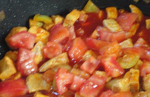 1. Этап. Пёркельт: Добавьте помидор, соль по вкусу и долейте столько воды, чтобы мясо было покрыто полностью. Поставьте кастрюлю с мясом на средний огонь, доведите до кипения, убавьте огонь до минимума и тушите, неплотно прикрыв крышкой, примерно 1,5–2 часа, периодически перемешивая. Большинство жидкости должно испариться, а мясо должно быть очень мягким.