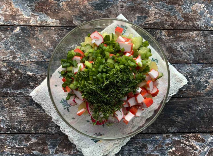 1. Этап. Окрошка с крабовыми палочками: Зелень мелко порубите.