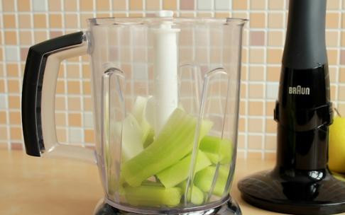 1. Этап. Коктейль из яблока и сельдерея: Мытый и крупно порезанный сельдерей измельчаем при помощи блендера в однородное пюре.