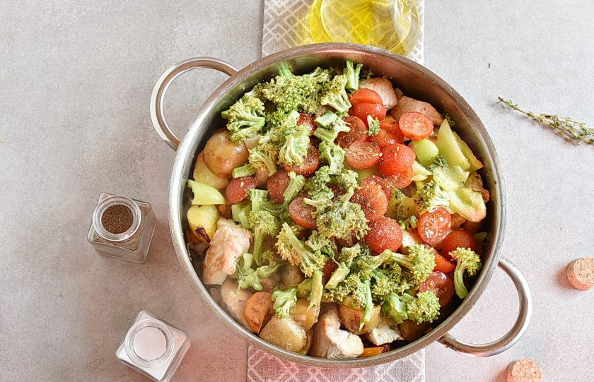 1. Этап. Индейка с овощами на сковороде: Добавьте помидоры черри половинками, разобранную на соцветия брокколи. Посолите и поперчите, добавьте листики тимьяна. Перемешайте и жарьте еще от 5 до 7 минут, помешивая, до готовности овощей.