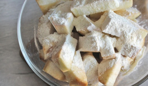 1. Этап. Салат Краски осени: В чашку с баклажанами, добавить муку. Хорошо обвалять кусочки баклажанов в муке.