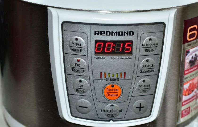 1. Этап. Булочки Бао: Установите решетку в пароварку или мультиварку. Выберите на дисплее нужную программу и время установите на 15 минут.