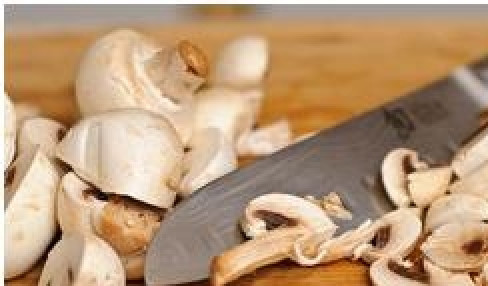 1. Этап. Жюльен в горшочках: Грибы моем, чистим и нарезаем маленькими кусочками.